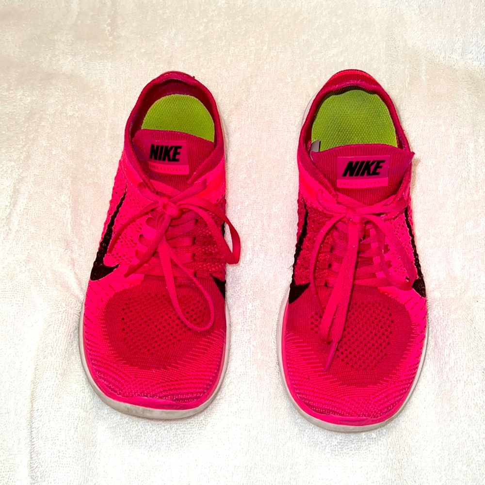 NIKE flyknit sneakers Size 9.5 HOT PINK
